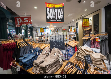 Käufer nutzen Sie Verkaufsabschluss im Aéropostale Store im Times Square Store in New York auf Montag, 4. Juli 2016 ist mit Store schließen Zeichen geschmückt. Kapitel 11 Gläubigerschutz nach 13 Quartalen Verluste hat der bedrängte Teenie Einzelhändler Aéropostale angemeldet. Das Unternehmen ist Schließung 113 US-Stores und 41 in Kanada. (© Richard B. Levine) Stockfoto