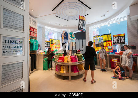 Käufer nutzen Sie Verkaufsabschluss im Aéropostale Store im Times Square Store in New York auf Montag, 4. Juli 2016 ist mit Store schließen Zeichen geschmückt. Kapitel 11 Gläubigerschutz nach 13 Quartalen Verluste hat der bedrängte Teenie Einzelhändler Aéropostale angemeldet. Das Unternehmen ist Schließung 113 US-Stores und 41 in Kanada. (© Richard B. Levine) Stockfoto