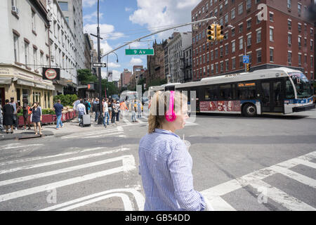 Eine tausendjährige tragen ihr Beats by Dr. Dre Kopfhörer in New York auf Dienstag, 5. Juli 2016.  (© Richard B. Levine) Stockfoto