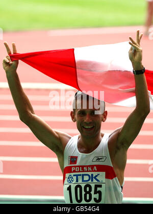 Leichtathletik - IAAF Leichtathletik-Weltmeisterschaften - Paris 2003 - 50 km Gehen der Männer. Der polnische Robert Korzeniowski feiert den Gewinn der Goldmedaille in einer Weltrekordzeit von 3 Stunden, 36 Minuten und 3 Sekunden Stockfoto