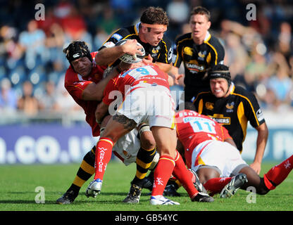 Rugby Union - Guinness Premiership - London Wasps gegen Worcester - Adams Park Stadium. Joe Worsley von London Wasps wird von Ryan Powell von Worcester angegangen Stockfoto