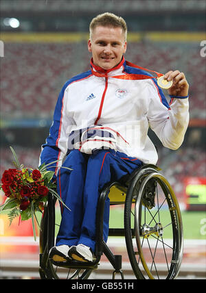 Der britische David Weir holt nach seinem gestrigen Rennen im National Acquatic Centre in Peking seine Goldmedaille. Stockfoto