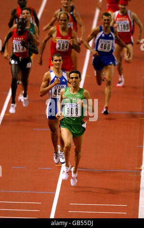 Der Marokkaner Hicham El Guerrouj (908) nähert sich der Gewinnlinie Die Goldmedaille vor dem französischen Mehdi Baala (457) Stockfoto