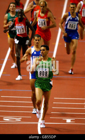 Der Marokkaner Hicham El Guerrouj (908) feiert den Gewinn der Goldmedaille Vor dem französischen Mehdi Baala (457) Stockfoto