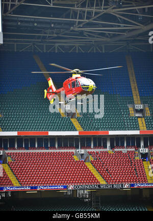 Wales Air Ambulance Pilot Pete Cummins landet einen Eurocopter EC135 im Millennium Stadion in Cardiff, um den Start der zweiten jährlichen Wales Air Ambulance Week zu markieren - die vom 24. Bis 30. September stattfindet. Stockfoto