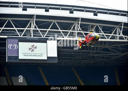 Wales Air Ambulance Pilot Pete Cummins landet einen Eurocopter EC135 im Millennium Stadion in Cardiff, um den Start der zweiten jährlichen Wales Air Ambulance Week zu markieren - die vom 24. Bis 30. September stattfindet. Stockfoto