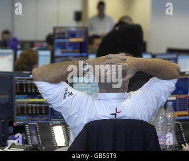 Aktien von Aktienhändlern. Allgemeine Ansicht der Händler, die im BGC-Büro in Canary Wharf in London arbeiten. Stockfoto