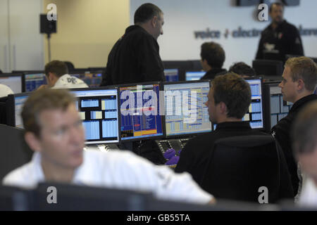 Aktien von Aktienhändlern. Allgemeine Ansicht der Händler, die im BGC-Büro in Canary Wharf in London arbeiten. Stockfoto