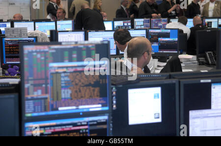 Aktien von Aktienhändlern. Allgemeine Ansicht der Händler, die im BGC-Büro in Canary Wharf in London arbeiten. Stockfoto