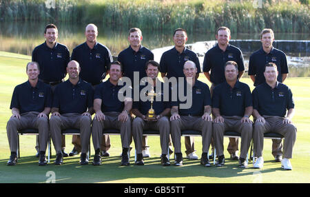 USA's Ryder Cup Team (von unten links) Steve Stricker, Stewart Cink, Phil Mickelson, Paul Azinger, Jim Furyk, Kenny Perry, Chad Campbell. (Von oben links) Ben Curtis, Boo Weekley, Justin Leonard, Anthony Kim, J.B. Holmes, Hunter Mahan im Valhalla Golf Club, Louisville, USA. Stockfoto