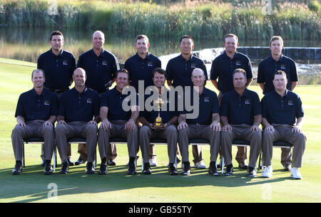 USA's Ryder Cup Team (von unten links) Steve Stricker, Stewart Cink, Phil Mickelson, Paul Azinger, Jim Furyk, Kenny Perry, Chad Campbell. (Von oben links) Ben Curtis, Boo Weekley, Justin Leonard, Anthony Kim, J.B. Holmes, Hunter Mahan im Valhalla Golf Club, Louisville, USA. Stockfoto