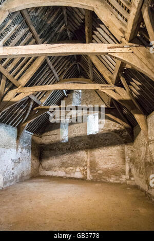 Innere des mittelalterlichen Zehntscheune in das Dorf Lacock in Wiltshire, UK
