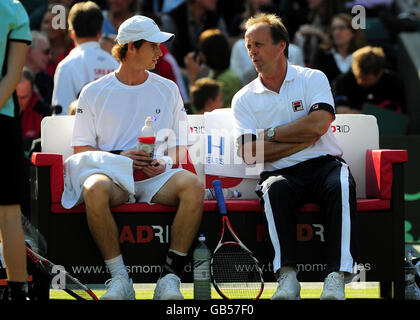 Andy Murray (links) aus Großbritannien spricht mit Mannschaftskapitän John Lloyd während der Davis Cup-, World Group- und Play-offs im All England Lawn Tennis Club, Wimbledon, London. Stockfoto