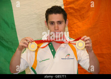 Sprinter Jason Smyth, 21, von Derry, einem Mitglied des Medaillengewinners der Paralympischen Mannschaft Irlands, der zwei der drei Goldmedaillen Irlands in den Sprints über 200 und 100 Meter sicherte, zeigt heute Abend seine Medaillen, als das Team auf heimischem Boden auftappte und eine große Medaillensammlung annahm. Stockfoto