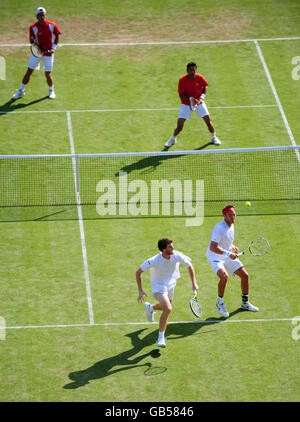 Die Briten Jamie Murray (unten links) und Ross Hutchins (unten rechts) treten während der Davis Cup, World Group, Play-offs im All England Lawn Tennis Club, Wimbledon, London, gegen die Österreicher Jurgen Melzer (oben links) und Julian Knowle in Aktion. Stockfoto