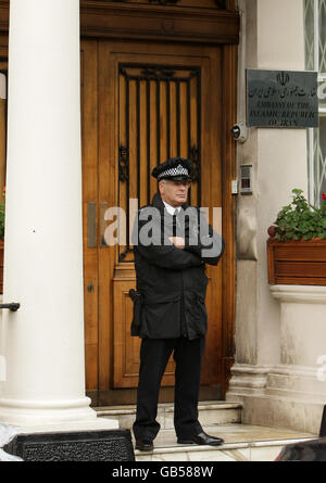 Ein Polizeibeamter steht vor der iranischen Botschaft in London, nachdem sie gestern Abend offenbar mit einer Benzinbombe angegriffen wurde. Stockfoto