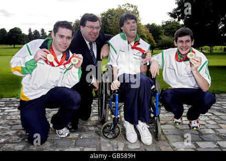 Taoiseach Brian Cowen begrüßt Irlands medaillengewinner paralympians (von links nach rechts) Jason Smyth, Gabriel Shelly und Michael McKillop bei einem Empfang im Farmleigh House im Phoenix Park. Stockfoto