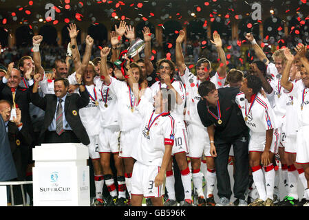 Fußball - UEFA Super Cup - FC Porto / AC Mailand. Das Team des AC Mailand feiert mit dem Super Cup Stockfoto