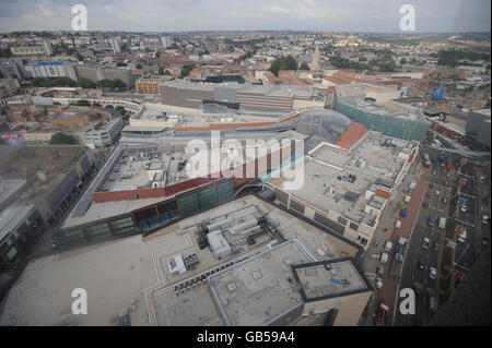 Cabot Circus, ein neu errichtetes Einzelhandelsgebiet in Bristol, das 140 Geschäfte, 25 Restaurants, 250 Apartments, Büros, Studentenwohnungen, ein Kino und ein Hotel auf 36 Hektar Fläche bietet. Anlässlich der Eröffnung der Entwicklung findet heute eine glamouröse Starauftaktparty statt, bei der Bristol gegen London als britisches Einkaufsziel antreten wird. Stockfoto