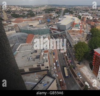 Cabot Circus, ein neu errichtetes Einzelhandelsgebiet in Bristol, das 140 Geschäfte, 25 Restaurants, 250 Apartments, Büros, Studentenwohnungen, ein Kino und ein Hotel auf 36 Hektar Fläche bietet. Anlässlich der Eröffnung der Entwicklung findet heute eine glamouröse Starauftaktparty statt, bei der Bristol gegen London als britisches Einkaufsziel antreten wird. Stockfoto