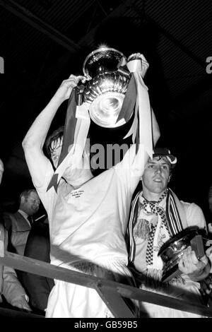 (L-R) Tottenham Hotspur Kapitän Steve Perryman hält den FA Cup Nach dem Sieg seines Teams im Jahr 1-0 als Teamkollege Graham Roberts Klammert sich an die Basis der Trophäe Stockfoto