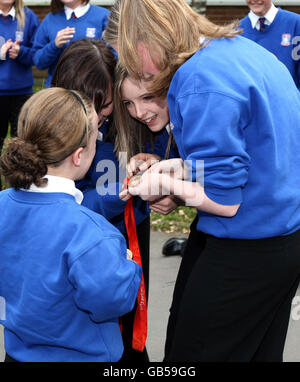 Die Paralympic-Schwimmerin Eleanor Simmonds, die jüngste Paralympic-Einzelgewinnerin Großbritanniens, wird von Klassenkameraden wieder begrüßt, als sie zur Olchfa School in Swansea zurückkehrt. Stockfoto