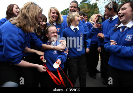 Die Paralympic-Schwimmerin Eleanor Simmonds, die jüngste Paralympic-Einzelgewinnerin Großbritanniens, wird von Klassenkameraden wieder begrüßt, als sie zur Olchfa School in Swansea zurückkehrt. Stockfoto