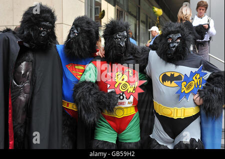 Einige der Hunderte von Menschen, die als Gorillas gekleidet waren, während eines Benefizrennens, um Geld für bedrohte Tiere zu sammeln, beginnend und enden im London Underwriting Centre, abseits der Mincing Lane, London. Stockfoto