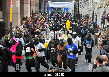 Einige der Hunderte von Menschen, die als Gorillas gekleidet waren, während eines Benefizrennens, um Geld für bedrohte Tiere zu sammeln, beginnend und enden im London Underwriting Centre, abseits der Mincing Lane, London. Stockfoto