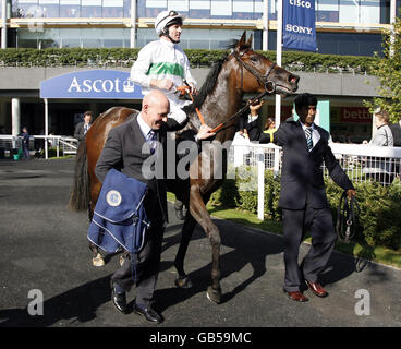 Der von Jimmy Fortune gerittene Rainbow View wird in das Siegergehege geführt, nachdem er während des Sony Ascot Festival Day auf der Ascot Racecourse die Meon Valley Stud Foullies' Mile gewonnen hat. Stockfoto