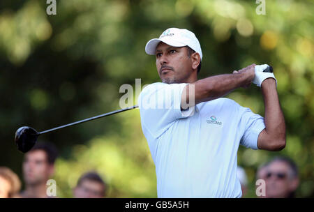 Golf - Quinn Versicherung British Masters - Tag Drei - Der Belfry. Der indische Jeev Milkha Singh fährt während der Quinn Insurance British Masters am Belfry, Wishaw, Sutton Coldfield vom Abschlag ab. Stockfoto