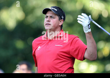 Golf - Quinn Versicherung British Masters - Tag Drei - Der Belfry. Der Engländer Sam Walker beobachtet seine Fahrt am 11. Loch während der Quinn Insurance British Masters am Belfry, Wishaw, Sutton Coldfield. Stockfoto