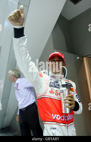 Lewis Hamilton würdigt das Publikum, nachdem er sich den zweiten Platz im Qualifying im Marina Bay Circuit Park in Singapur einholte. Stockfoto