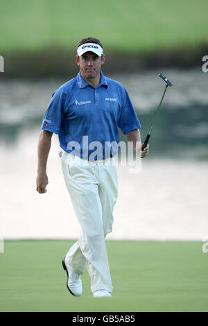 Golf - Quinn Versicherung British Masters - Tag Drei - Der Belfry. Lee Westwood auf dem 18. Green während der Quinn Insurance British Masters im Belfry, Wishaw, Sutton Coldfield. Stockfoto