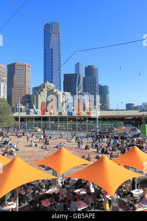 Menschen essen Federation Square in Melbourne. Stockfoto