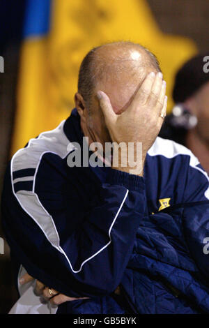 Fußball - Europameisterschaft 2004 Qualifier Group Six - Nordirland / Armenien. Nordirland-Manager Sammy McIlroy kann seine Verzweiflung nicht verbergen, da Nordirland gegen Armenien nicht Punkten kann Stockfoto