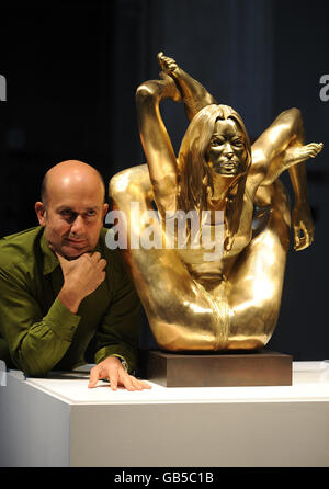 Marc Quinn mit seiner 50kg schweren Goldstatue des Supermodels Kate Moss in einer yogischen Pose namens 'Siren' wird bei der Eröffnung der 'Statuephilia'-Ausstellung im British Museum in London enthüllt. Stockfoto