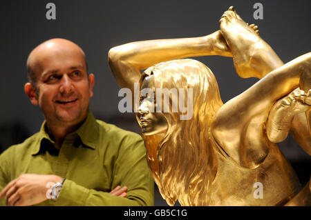 Marc Quinn mit seiner 50kg schweren Goldstatue des Supermodels Kate Moss in einer yogischen Pose namens 'Siren' wird bei der Eröffnung der 'Statuephilia'-Ausstellung im British Museum in London enthüllt. Stockfoto