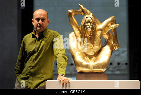 Kate Moss Statue enthüllt aus massivem gold Stockfoto