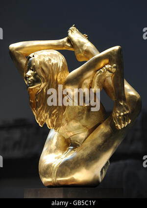 Bei der Eröffnung der 'Statuephilia'-Ausstellung im British Museum in London wird eine 50 kg schwere Statue aus massivem Gold des Supermodels Kate Moss in einer yogischen Pose namens 'Siren' enthüllt. Stockfoto