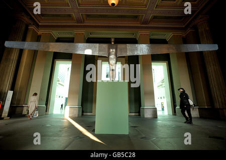 Antony Gormleys 'Case for an Angel I', ein Vorläufer seiner gefeierten öffentlichen Skulptur 'Angel of the North' in der Front Hall des British Museum, London, die Teil einer neuen Ausstellung namens 'Statuephilia' ist. Stockfoto