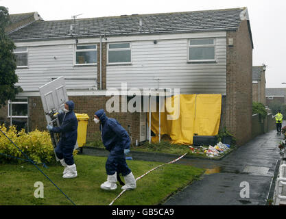 Forensik-Beamte führen eine vollständige Untersuchung eines Hauses in Milfoil Drive, Eastbourne, East Sussex durch, wo gestern nach einem Hausbrand zwei Kinder tot aufgefunden wurden. Stockfoto