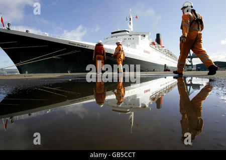 Der weltberühmte Queen Elizabeth II Liner, nachdem er Greenock auf dem Clyde, wo sie vor 41 Jahren gestartet wurde, ankam. Stockfoto