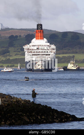 Der weltberühmte Queen Elizabeth II-Liner kommt auf der Clyde in Greenock an, wo sie vor 41 Jahren ins Leben gerufen wurde. Stockfoto