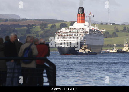 Der weltberühmte Queen Elizabeth II-Liner kommt auf der Clyde in Greenock an, wo sie vor 41 Jahren ins Leben gerufen wurde. Stockfoto