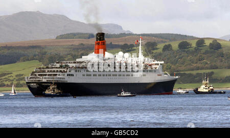 Der weltberühmte Queen Elizabeth II-Liner kommt auf der Clyde in Greenock an, wo sie vor 41 Jahren ins Leben gerufen wurde. Stockfoto