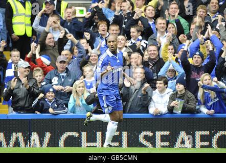 Chelsea's Nicolas Anelka feiert nach dem zweiten Tor Stockfoto