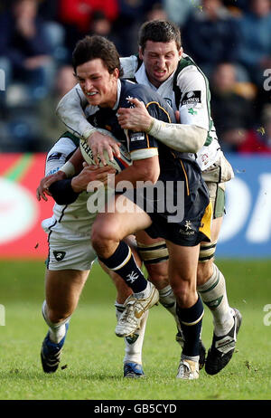 Worcester Jonny Arr wird vom Londoner Iren Declan Danaher während des EDF Energy Cup im Sixways Stadium, Worcester, angegangen. Stockfoto