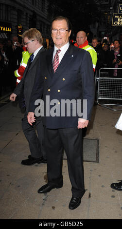Sir Roger Moore kommt bei The Story of James Bond: A Tribute to Ian Fleming im Palladium Theatre in London an. Stockfoto