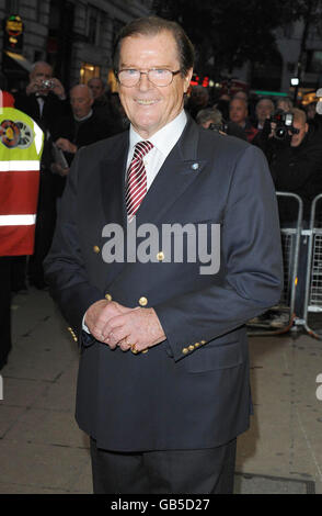 Sir Roger Moore kommt bei The Story of James Bond: A Tribute to Ian Fleming im Palladium Theatre in London an. Stockfoto